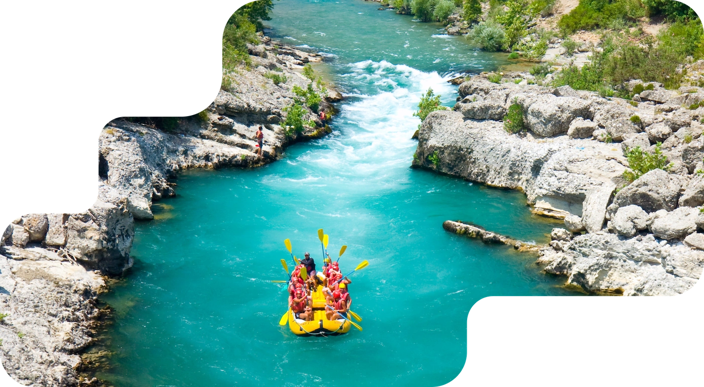 Rafting-Gruppe im Schlauchboot auf einem Wildwasserfluss, Buchungssystem für Wind- und Wasseraktivitäten